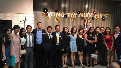 Vietnamese students in the US turn hearts to the homeland - ảnh 1